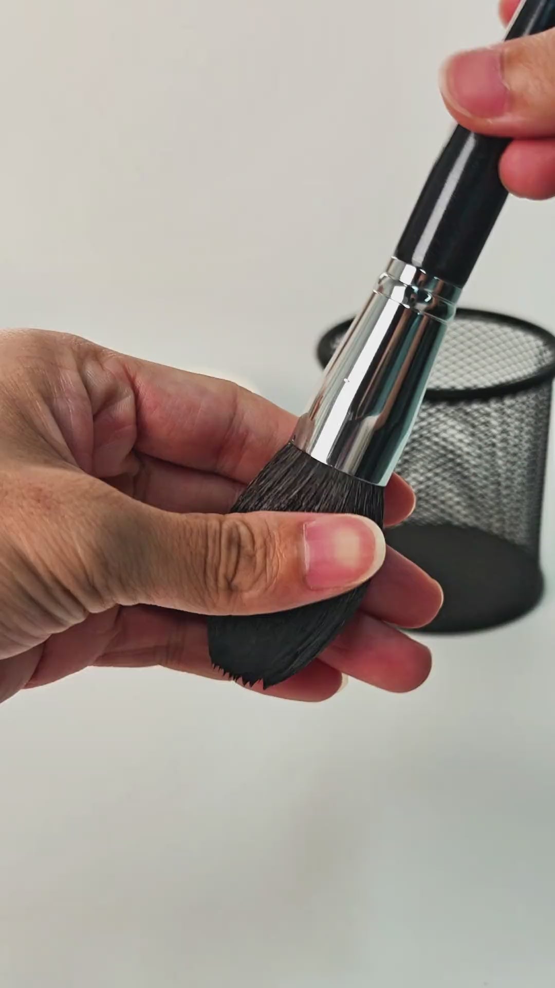 2-in-1 Makeup BrushHub